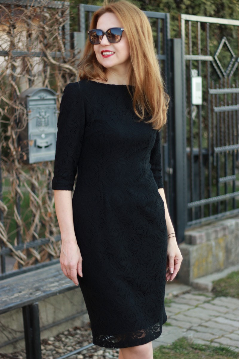 Rochie Scurta pe Corp Din Dantela Neagra Joa
