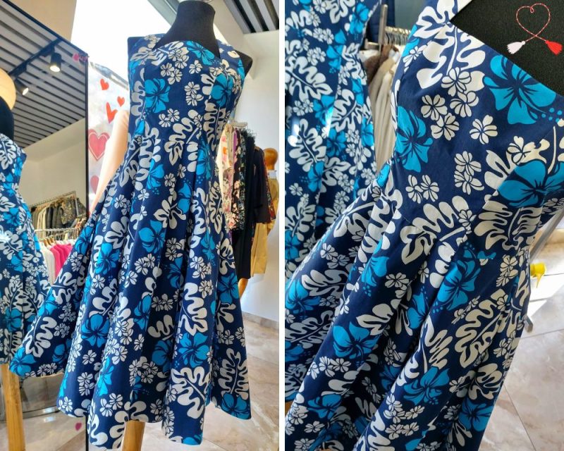 Rochie-Cu-Imprimeu-Floral-Albastru-In-Clos-Pe-Manechin